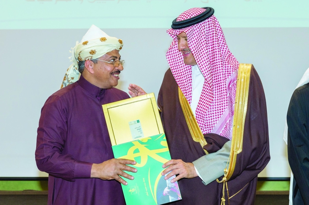 سلطان بن سلمان يسلم أحد الحرفيين بطاقته التعريفية                                                   (مكة)