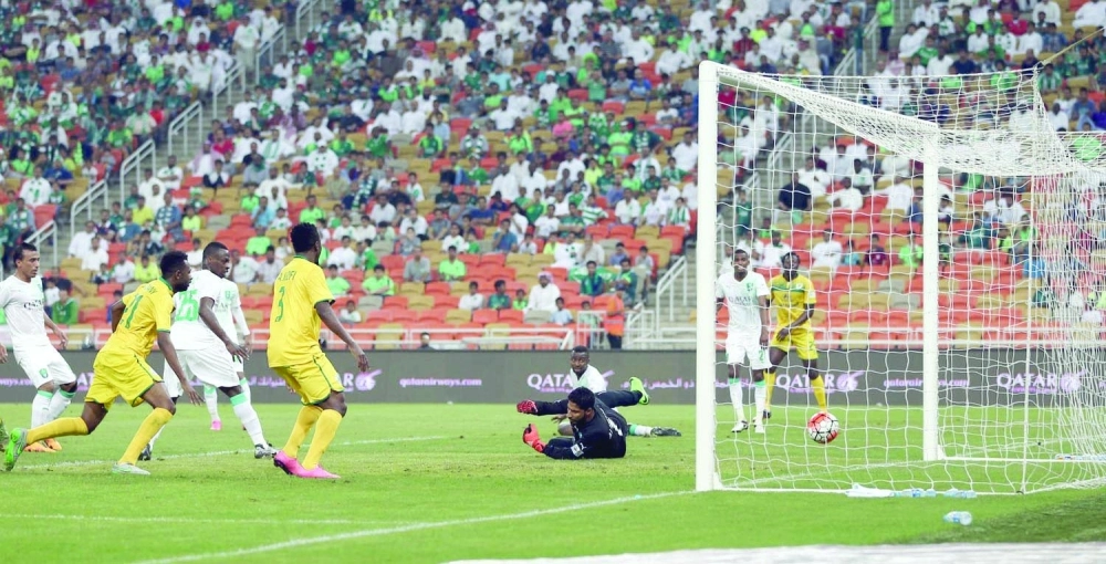 هدف الخليج التعادلي في مرمى الأهلي                                                                  (مكة)
