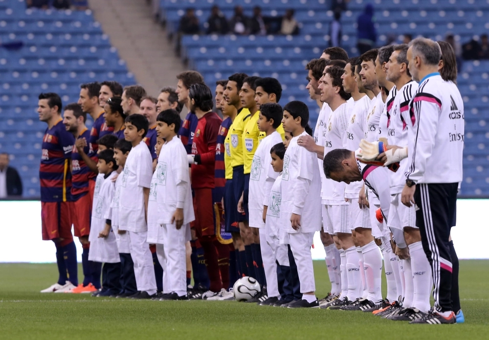 قدامى برشلونة وريال مدريد قبل بدء مباراتهما أمس الأول بالرياض (محمد مشهور)