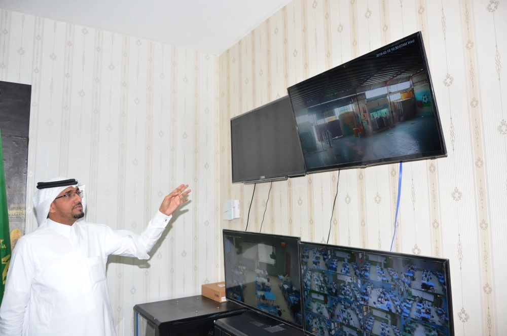 الثقفي يشرح لـ"مكة" عمل الكاميرات      (عبد المحسن دومان)