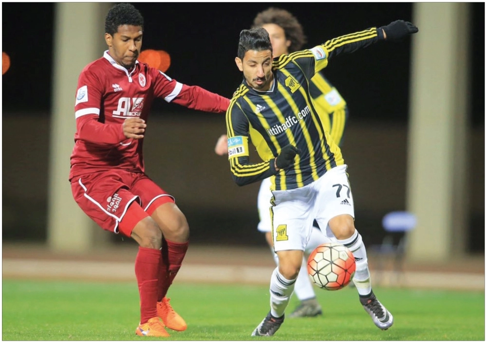 

    رياض البراهيم يحاول الانطلاق بالكرة وسط مضايقة فهد الصقري (مكة)
