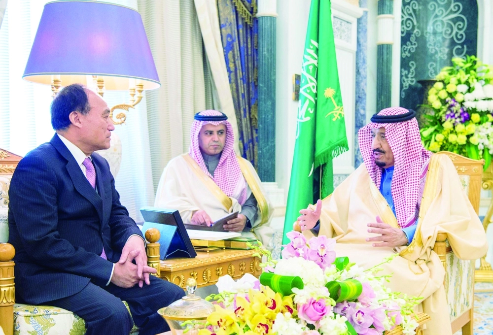 الملك سلمان لدى لقائه هولين زهاو في مكتبه بقصر اليمامة أمس      (واس)