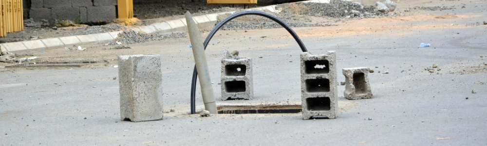 علامات تحذيرية وضعها مواطنون لغرف تفتيش مكشوفة    