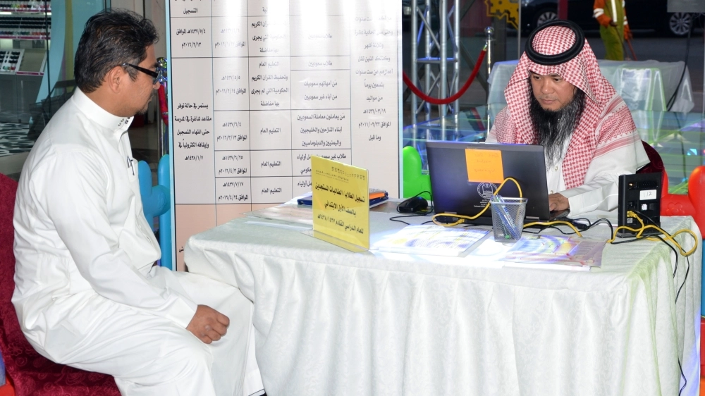 
    ولي أمر يسجل بيانات ابنه في مكتب التعليم في الحجاز مول (عبدالمحسن دومان)
