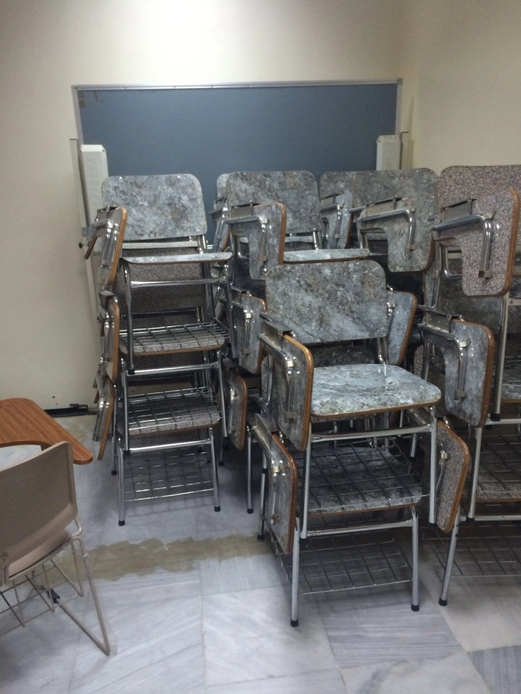 
    أجزاء متهالكة من سقف القاعة والكراسي تحتل جزءا منها (مكة)