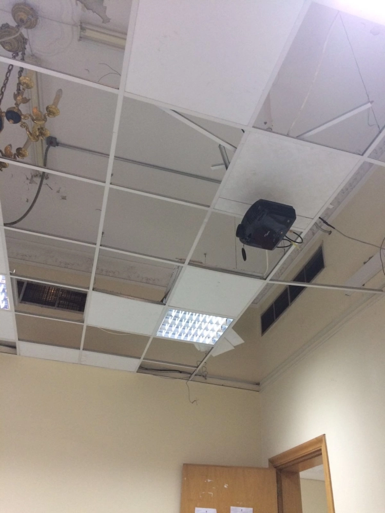 
    أجزاء متهالكة من سقف القاعة والكراسي تحتل جزءا منها (مكة)