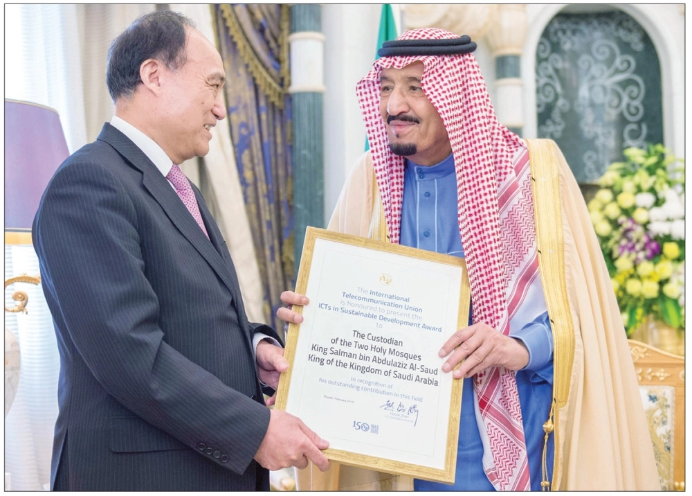 
خادم الحرمين متسلما جائزة تكنولوجيا المعلومات من هولين زهاو في الرياض أمس (واس) 