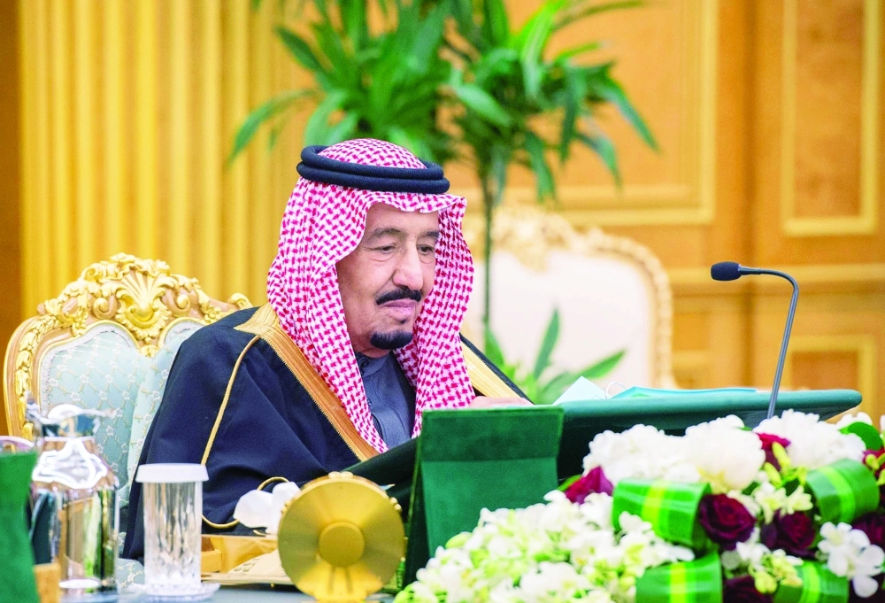 الملك سلمان مترئسا جلسة مجلس الوزراء في قصر اليمامة بالرياض أمس        (واس)   
