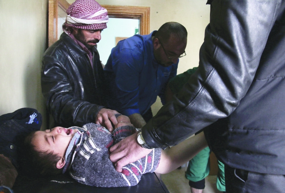 طفل أصيب في غارة على أعزاز            (أ ف ب)