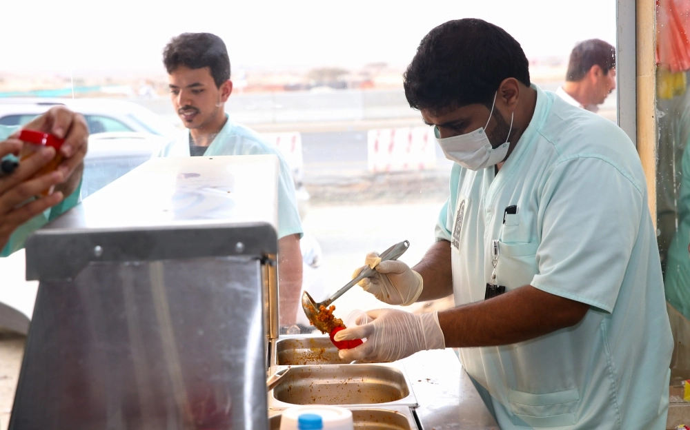 
    سحب عينات من المطعم لفحصها