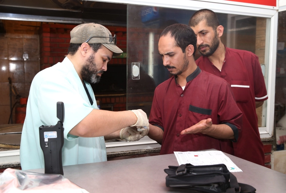 
    الكشف عن كمية الجراثيم في أيادي عمال المطاعم (ياسر بخش)