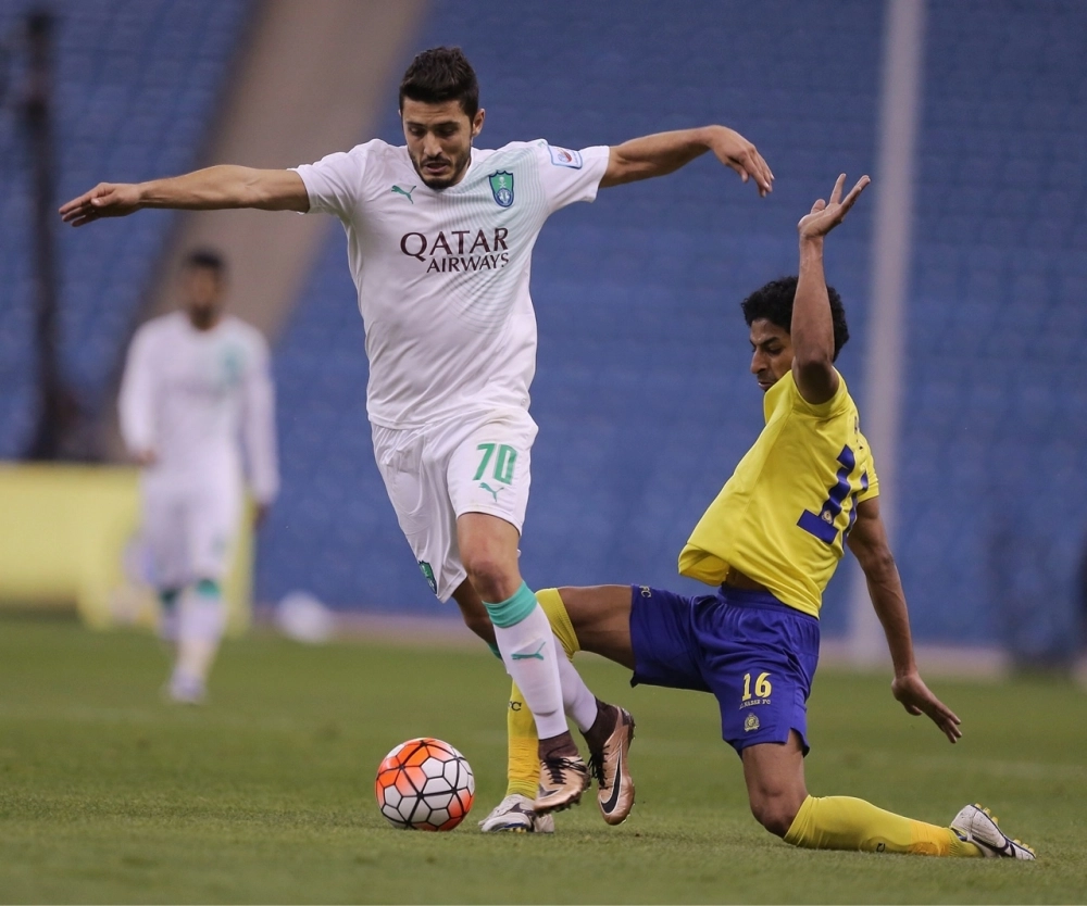 الجبرين يحاول استخلاص الكرة من ماركينهو  (محمد مشهور)