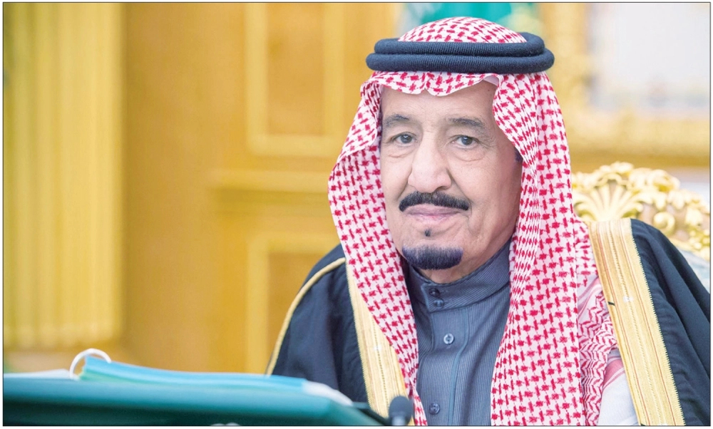 
خادم الحرمين مترئسا جلسة مجلس الوزراء في الرياض أمس (واس) 