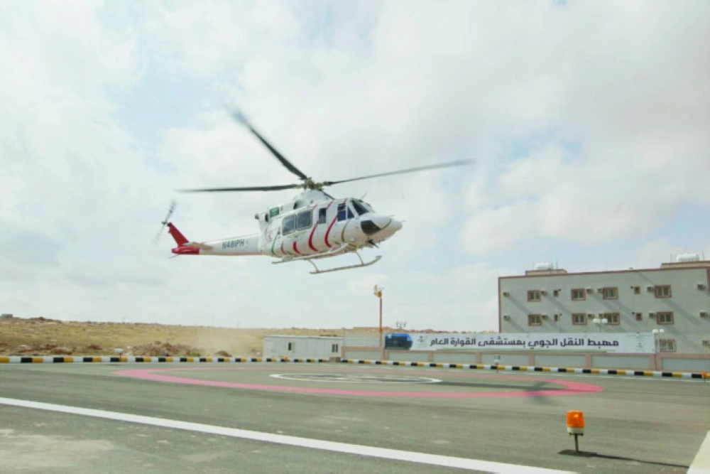 طائرة الإسعاف الجوي تستعد للهبوط بمستشفى القوارة             (مكة)