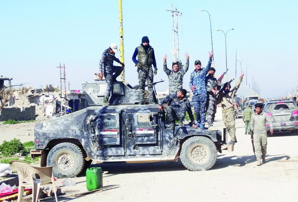 قوات عراقية بعد استعادة بلدة قرب الرمادي  (أ ف ب)