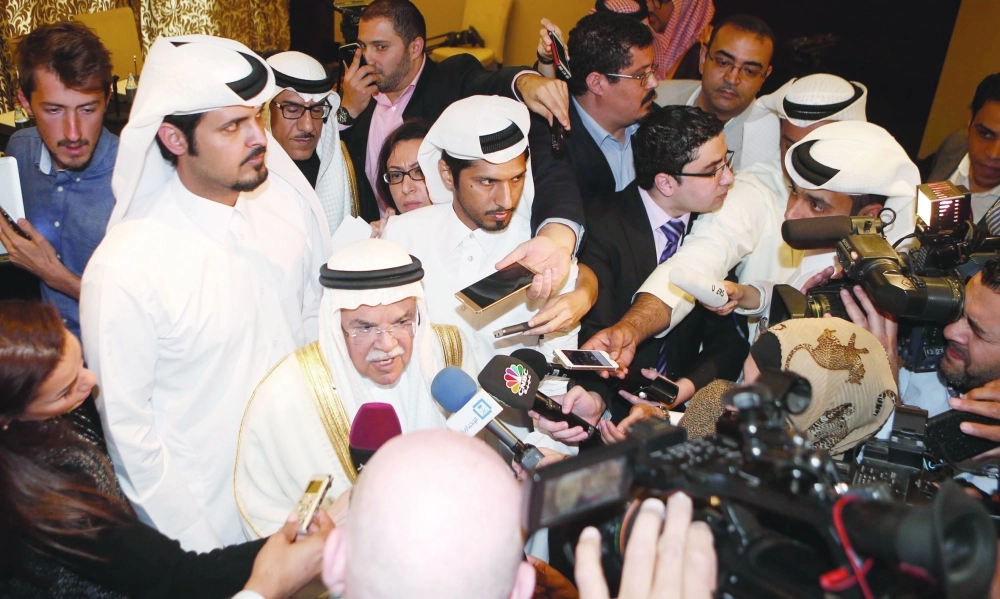 النعيمي محاطا بالصحفيين بعد الاجتماع    (رويترز) 