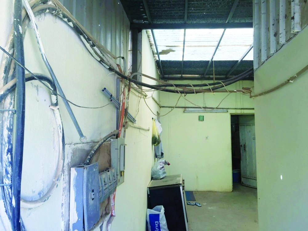 كهرباء عشوائية تهدد حياة مرتادي النادي