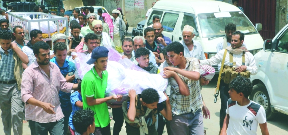 يمنيون يحملون جثمان قتيل بقذائف الحوثي                                                          (واس)