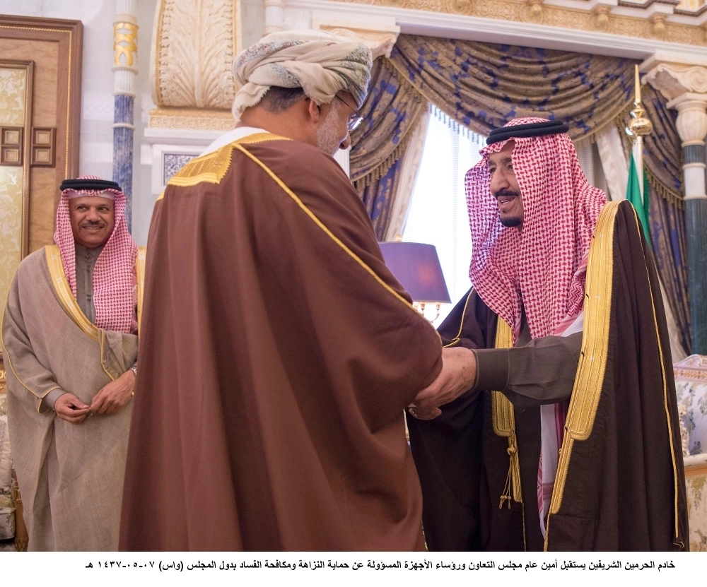 
    الملك سلمان لدى لقائه عبداللطيف الزياني ومسؤولي نزاهة بالخليج أمس (واس)