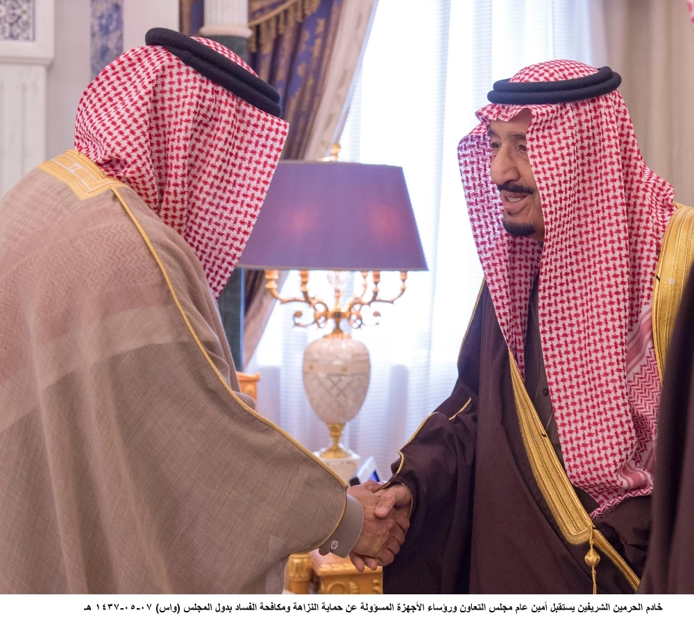 
    الملك سلمان لدى لقائه عبداللطيف الزياني ومسؤولي نزاهة بالخليج أمس (واس)