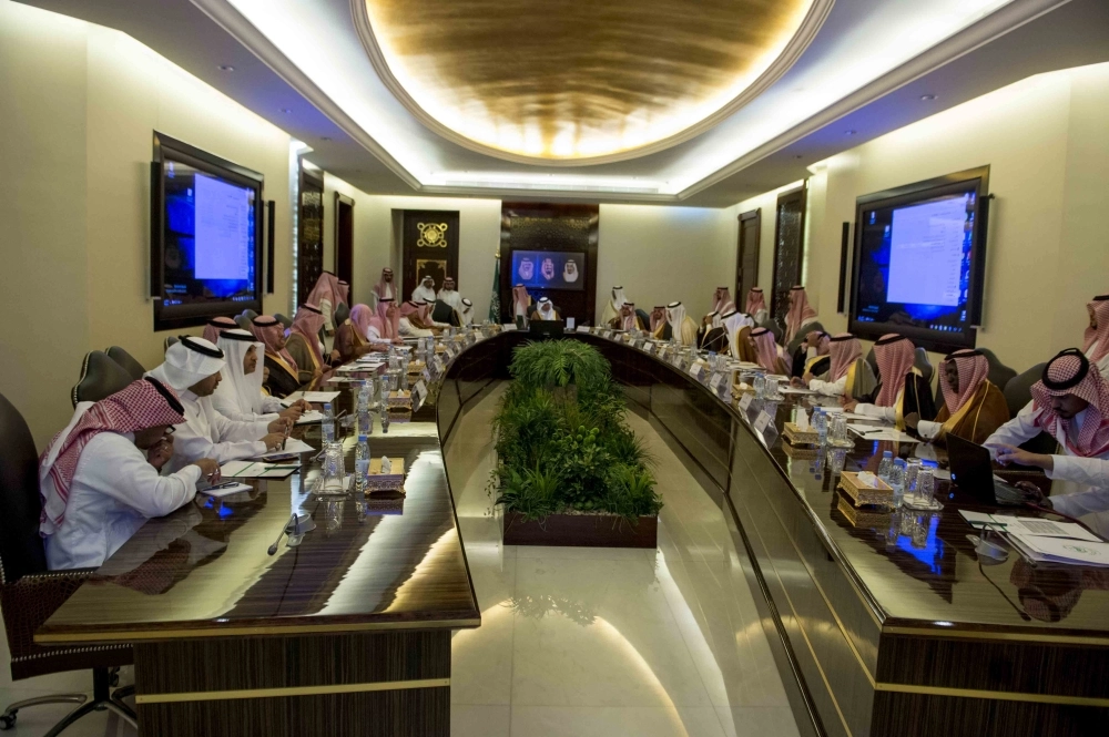 

    خالد الفيصل خلال ترؤسه اجتماع محافظي المنطقة (مكة)
