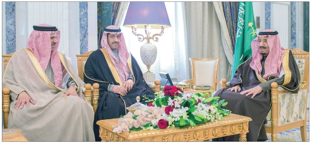 
خادم الحرمين مستقبلا الزياني ومسؤولي مكافحة الفساد الخليجيين في الرياض أمس (واس) 