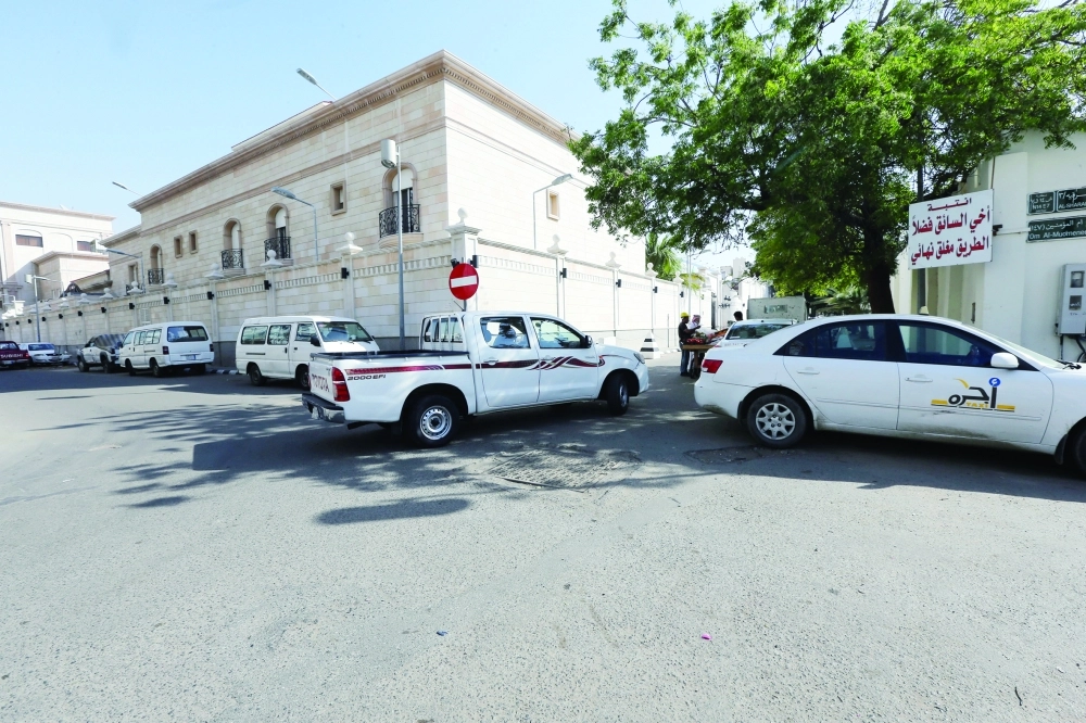 لافتة تشير إلى إغلاق شارع في حي الشرفية بجدة   (عمر أبوسيف)