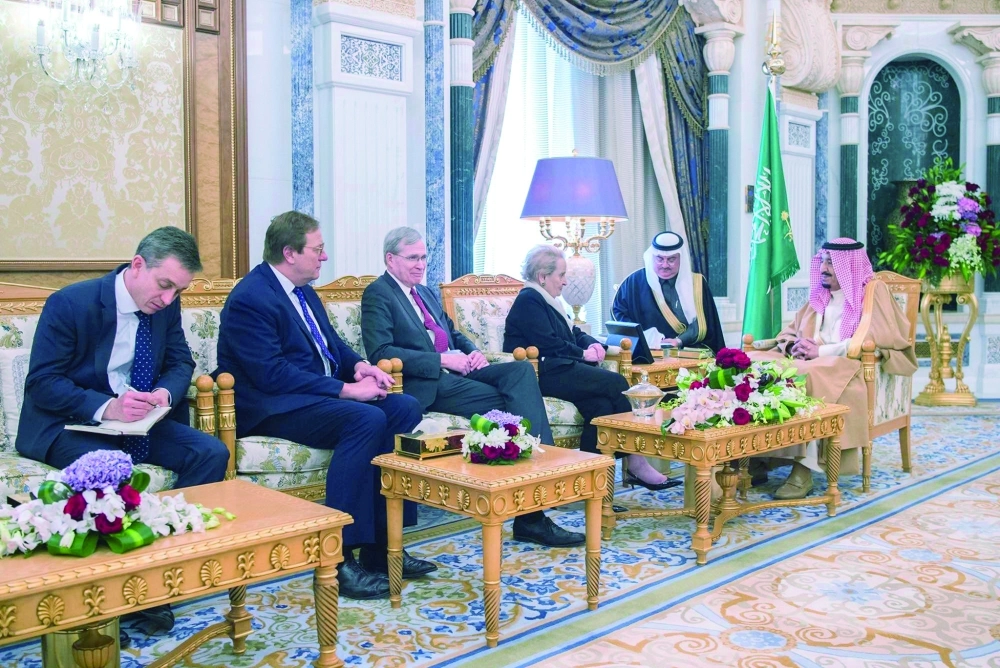 الملك سلمان مستقبلا مادلين أولبرايت أمس      (واس) 