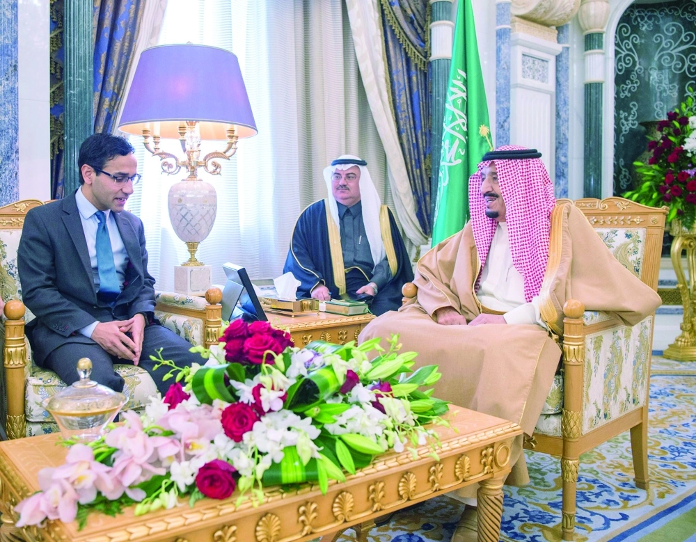 الملك سلمان لدى لقائه رحمان شيشتي في مكتبه بقصر اليمامة أمس             