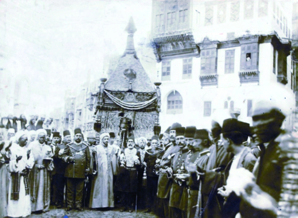 القصر يتضح خلف المحمل المصري                  (مكة)