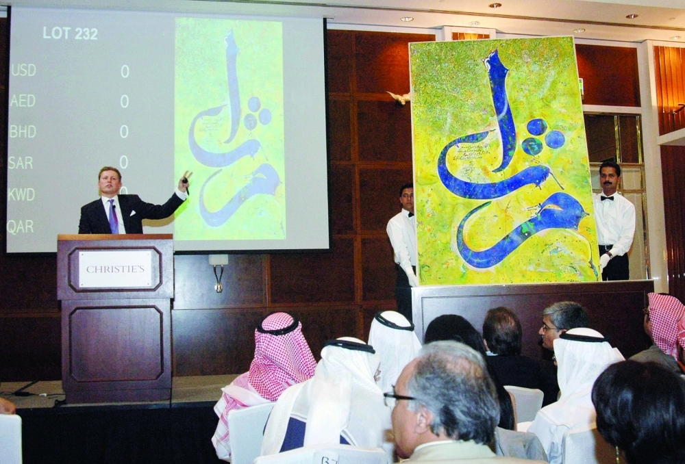 مزاد على لوحة فنية في دار كريستيز في دبي                      (أ ف ب)