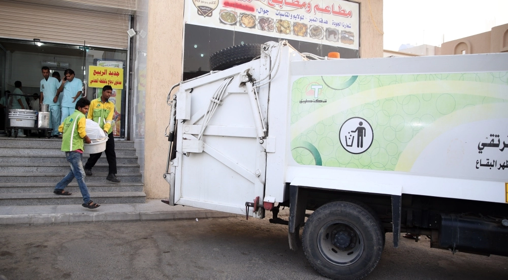 إتلاف المصادرات من أحد المطاعم           (ياسر بخش)