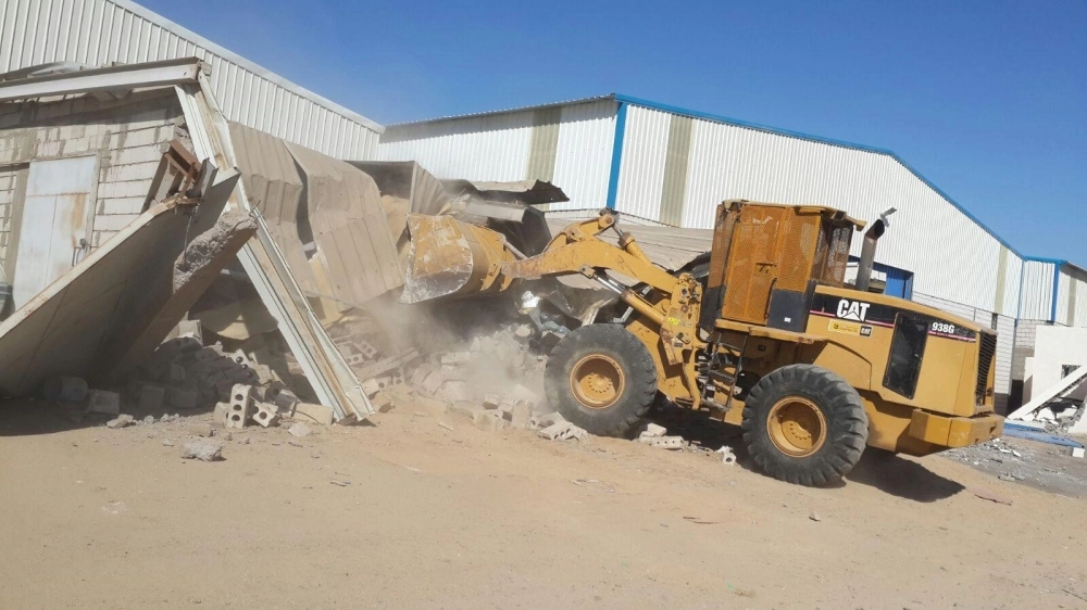 آلية اللجان تباشر إزالة المستودعات غير النظامية في جدة أمس (مكة) 