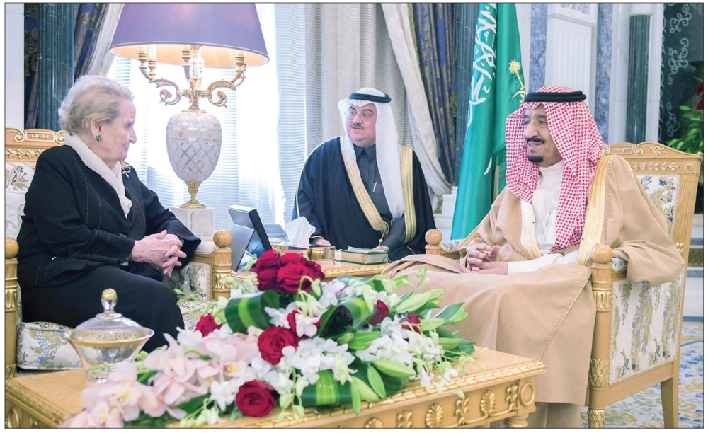 
الملك سلمان لدى لقائه مادلين أولبرايت في مكتبه بقصر اليمامة أمس (واس)