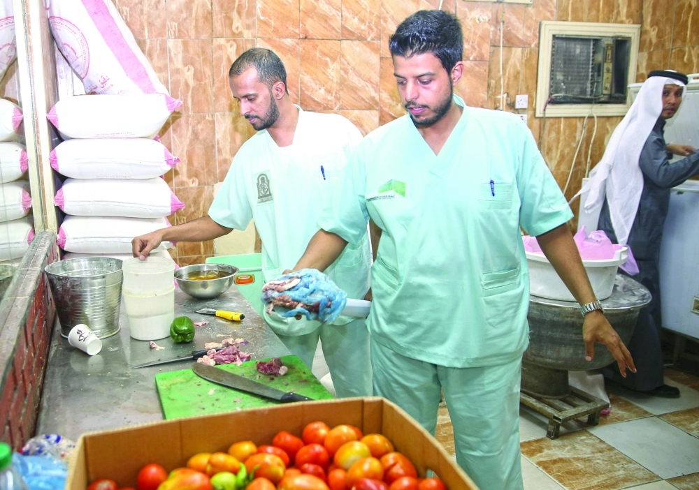 مراقبو الحملة أثناء الوقوف على المواقع المخالفة        (ياسر بخش)