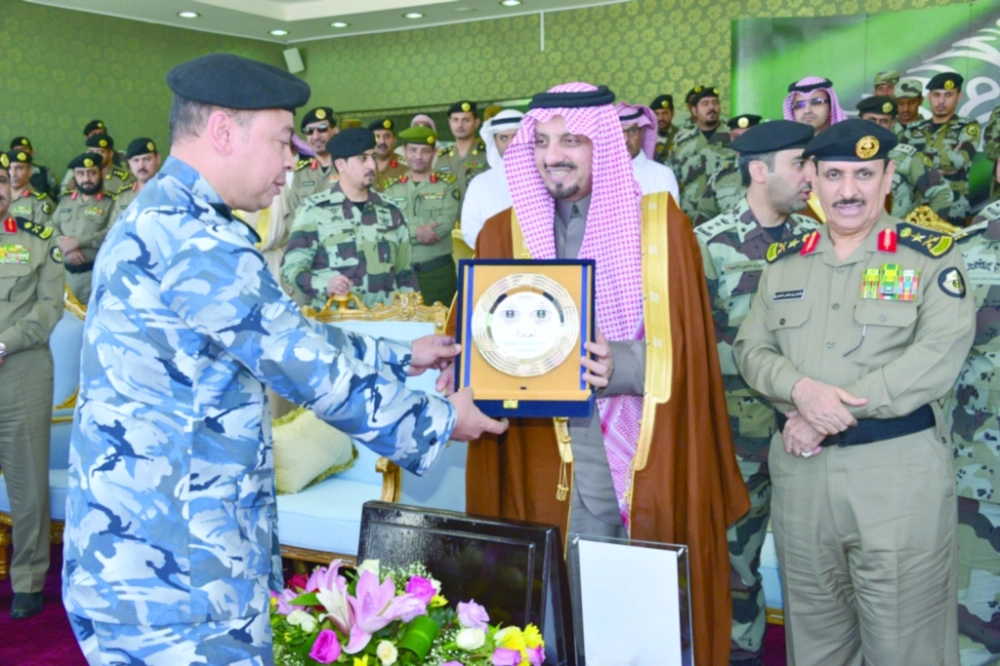 فيصل بن خالد مكرما منسوبي قوات الطوارئ            (مكة)