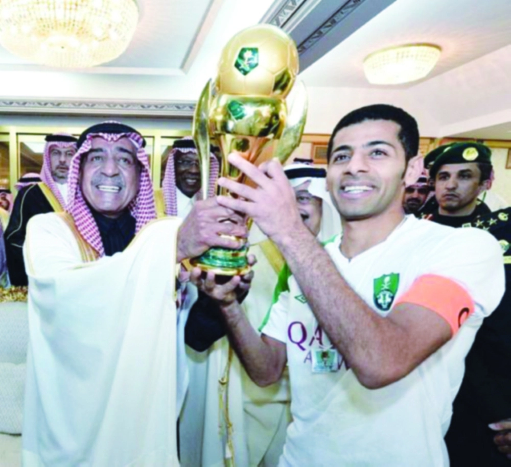 تتويج الأهلي بالنسخة الماضية لكأس ولي العهد                               (مكة)