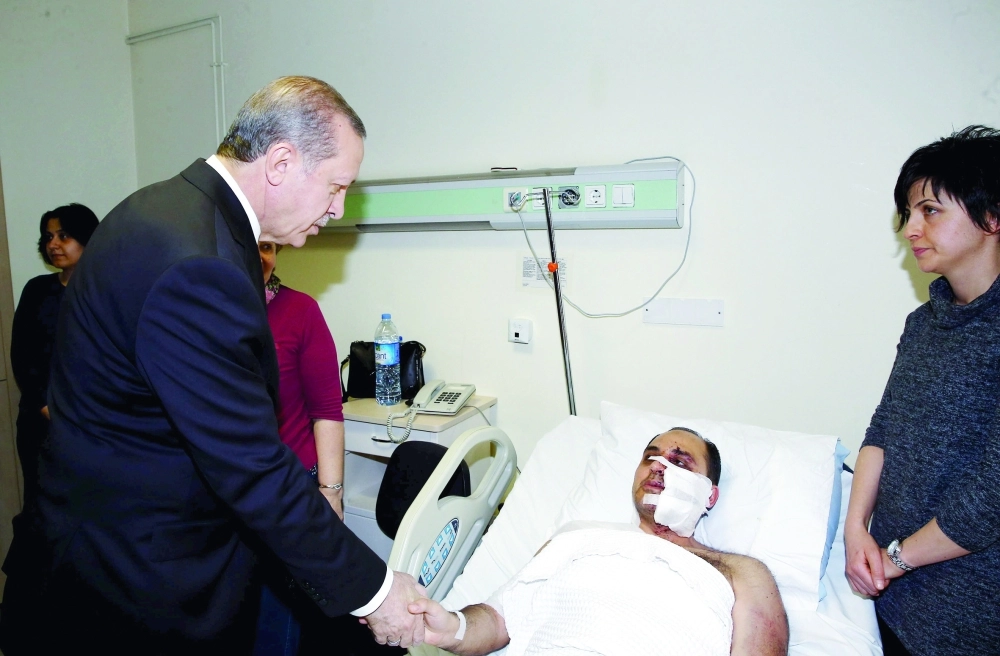 الرئيس التركي يزور أحد مصابي تفجير أنقرة   (رويترز)