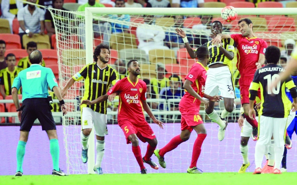 زياد الصحفي يبعد كرة عكسية من أمام سعد الأمير     (علي القرني)