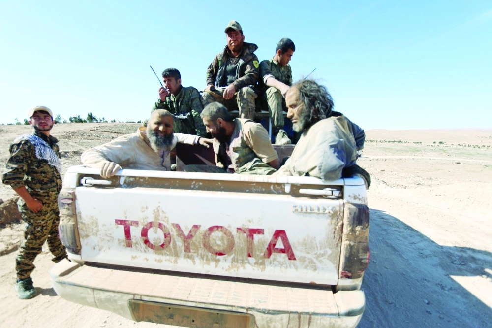 إرهابيون من داعش في قبضة قوات سوريا الديمقراطية       (رويترز)