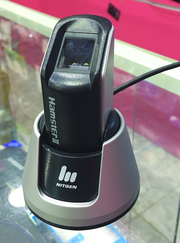 جهاز البصمة بإحدى نقاط بيع شرائح الجوال