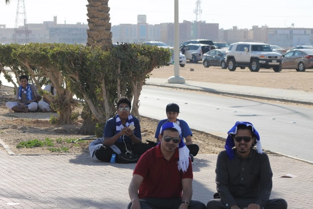 جماهير احتمت بالأشجار حول الملعب (مكة)