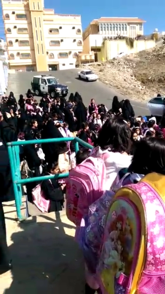     طالبات المدرسة بعد إخلائها نتيجة تماس كهربائي في وقت سابق (مكة)
