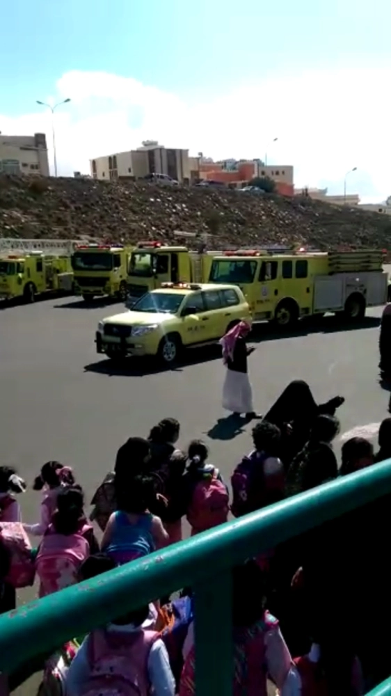     طالبات المدرسة بعد إخلائها نتيجة تماس كهربائي في وقت سابق (مكة)
