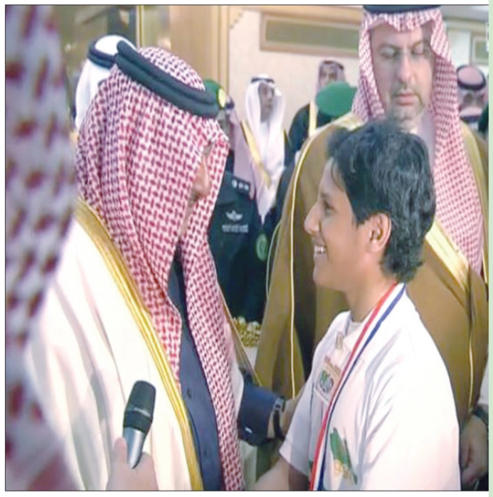 
    محمد بن نايف يكرم أحد أبناء الشهداء