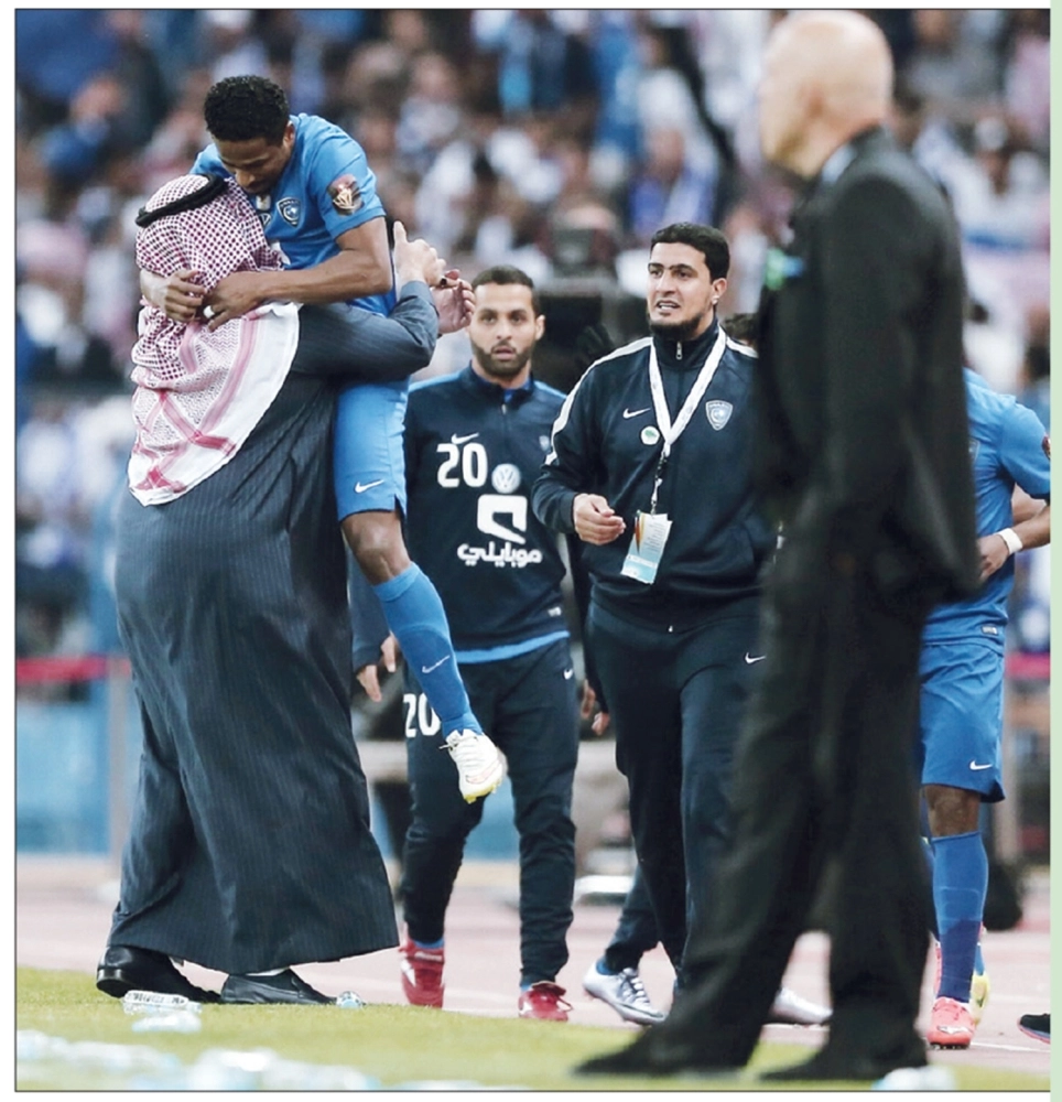 الشمراني محتفلا مع رئيس الهلال بهدفه (محمد مشهور)