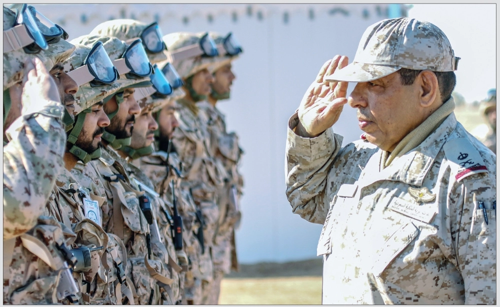 
    فهد المطير خلال تفقده القوات المشاركة في مناورات رعد الشمال (واس)
