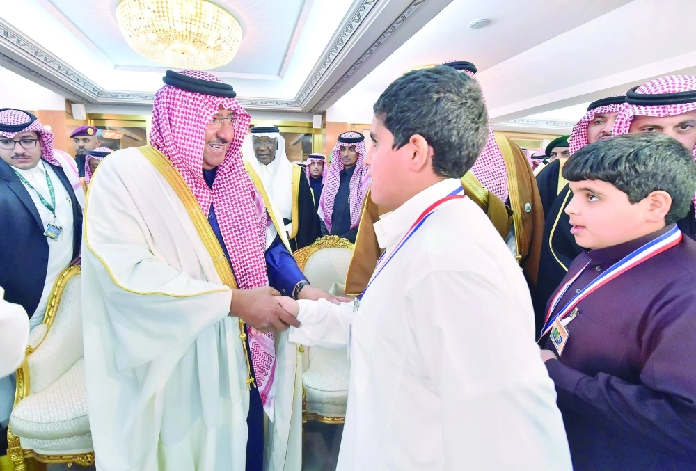 الأمير محمد بن نايف مستقبلا أبناء شهداء الواجب أمس الأول              (واس)