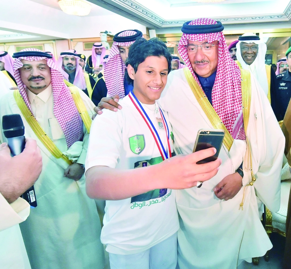  .. وفي لحظات أبوية مع أبناء الشهداء 