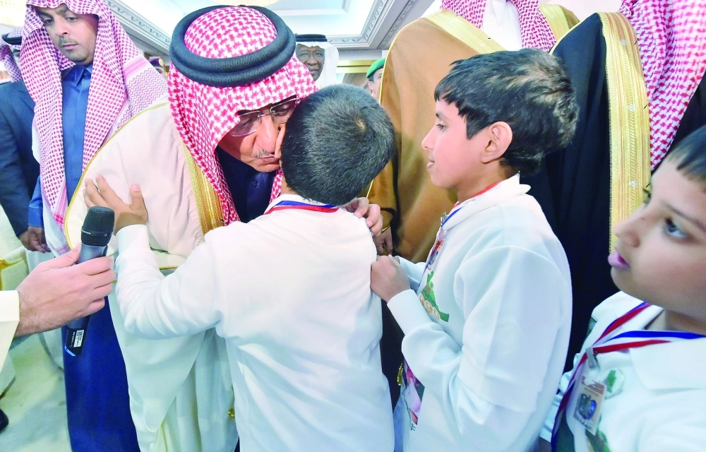 .. وفي لحظات أبوية مع أبناء الشهداء 